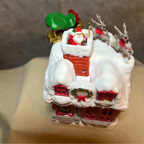 2015 Up on the Housetop Hallmark Keepsake Ornament - Picture 15 of 16